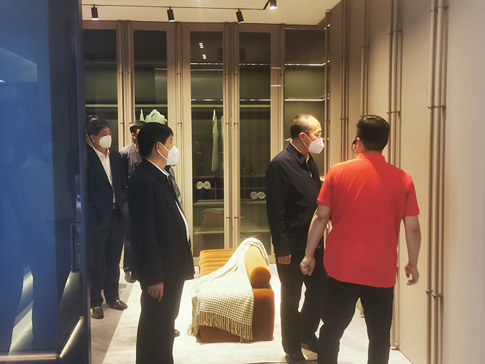 参观Z6尊龙家居出产车间